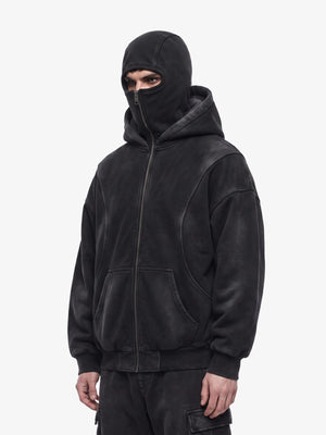 Hoodie con cierre y pasamontañas negro lavado – en modelo, en ángulo, rostro cubierto | XoKool