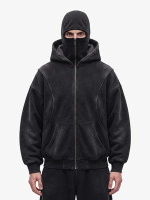 Hoodie con cierre y pasamontañas negro lavado – en modelo, frontal, rostro cubierto | XoKool