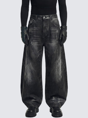 Washed Black Barrel Jeans – am Model, vorne | XoKool