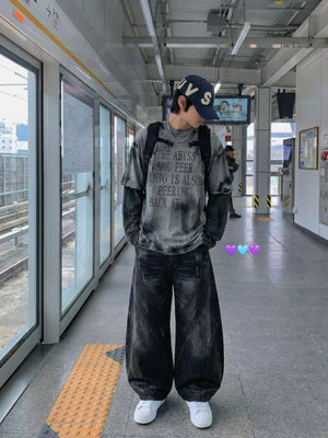 Washed Black Barrel Jeans mit Sandblast-Fade – Streetfoto, vorne, Bahnhof | XoKool