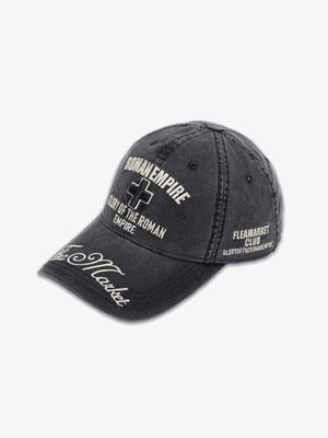 Washed Schwarze Cap mit Kreuz- und Buchstabenstickerei – seitliche Dreiviertelansicht | XoKool