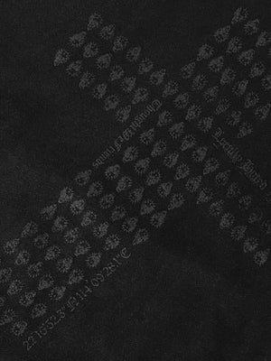 Hoodie gráfico con cruz en negro lavado – detalle del estampado de cruz | XoKool