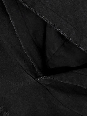 Hoodie con cruz – detalle de la costura de borde crudo de la capucha | XoKool