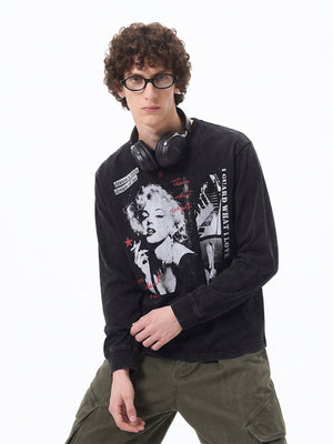Washed Black Longsleeve Graphic T-Shirt mit Portrait-Collage – am Model von vorn | XoKool
