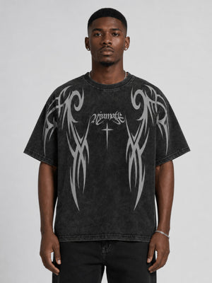Oversized Graphic T-Shirt mit Tribal-Print in Washed Schwarz – am Model, vorne | XoKool