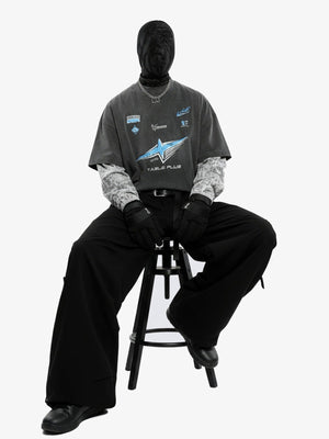 Camiseta de manga larga en capas con estrella racing en negro lavado – en modelo, sentada | XoKool