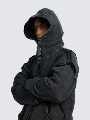 Hoodie oversize con cierre, borde sin rematar y negro lavado – Sobre modelo, vista lateral, con capucha | XoKool
