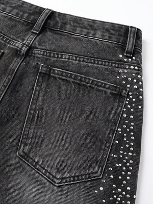 Jorts negro lavado con strass y estampado de letras – detalle del bolsillo trasero y las tachuelas | XoKool