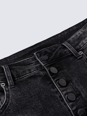 Washed Black Flared Jeans im Stacked-Look mit Knopfleiste – Nahaufnahme Knopfleiste | XoKool