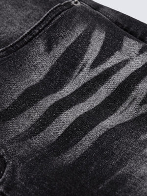Washed Black Flared Jeans im Stacked-Look mit Knopfleiste – Nahaufnahme Used-Effekte | XoKool