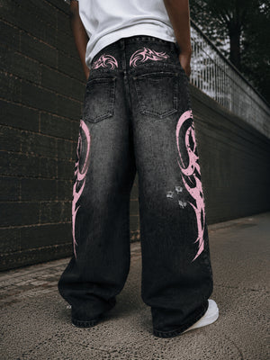 Washed Black Tribal Jeans mit pinkem Print – am Model von hinten, Street | XoKool
