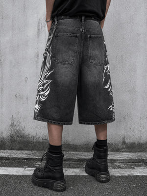 Jorts mit Tribal-Print – am Model, Rückansicht untere Körperhälfte | XoKool