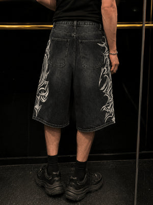Jorts mit Tribal-Print – am Model, Rückansicht untere Körperhälfte | XoKool