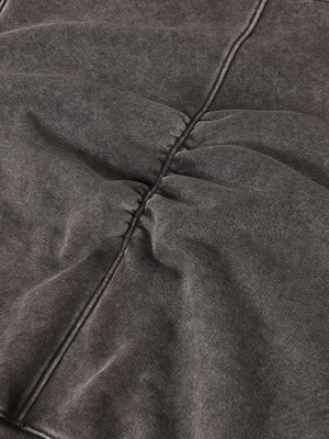Hoodie zippé marron délavé avec capuche en fausse fourrure – gros plan sur la couture froncée du dos | XoKool