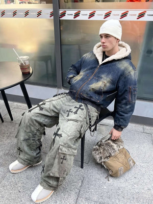 Gothic cargo pants – Street photo, seated | XoKool