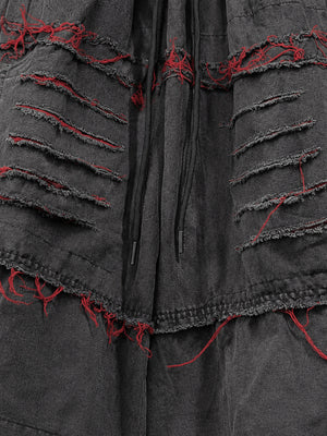 Graue Cargo Shorts – aufgeschlitzter Einsatz und rote Fransen, Detailansicht | XoKool