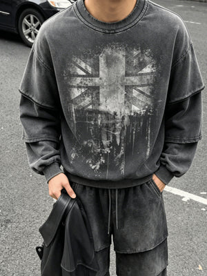 Washed Grey Sweatshirt mit britischer Flagge und Layered-Ärmeln – am Model, Vorderansicht nah | XoKool