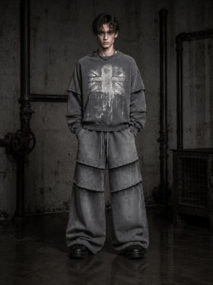 Flaggen-Sweatshirt – am Model, Vorderansicht, dunkler Hintergrund | XoKool