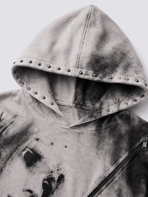 Grunge Hoodie – Nieten an der Kapuze und Portrait, Nahaufnahme | XoKool
