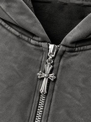 Hoodie con cierre y bordado gótico en gris lavado – detalle del tirador del cierre en forma de cruz | XoKool