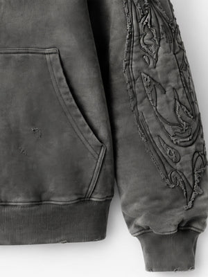 Hoodie gótico con cierre – detalle del bordado de la manga | XoKool