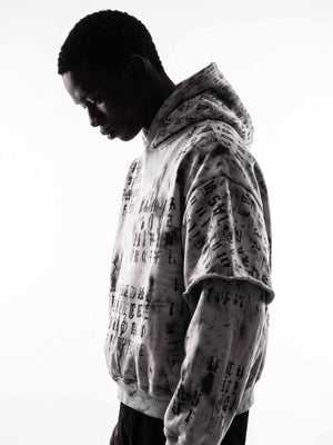 Hoodie mit Layered-Ärmeln – am Model, seitlich | XoKool