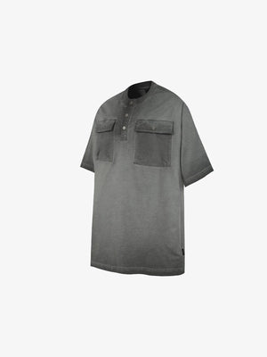 Camiseta henley de manga corta con efecto lavado y dos bolsillos con solapa – gris, frente en ángulo | XoKool