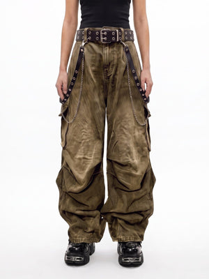 Washed Y2K Cargohose mit Gürtel und Kette – Washed Brown, am Model, vorne | XoKool