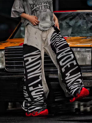 Weiße Barrel Jeans mit schwarzen Schriftzug-Einsätzen – am Model, Seitenschritt, Street-Foto | XoKool