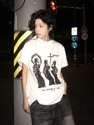 Weißes christliches Graphic T-Shirt mit Gewandfiguren – am Model (Frau), Straße | XoKool