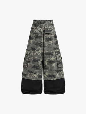 Pantalones de camuflaje de pierna ancha con panel negro en el bajo – vista trasera plana | XoKool