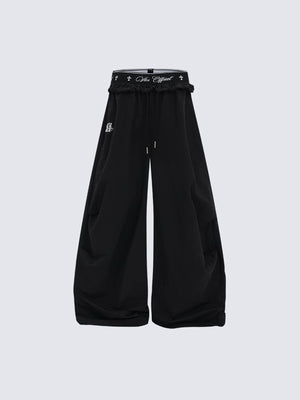 Pantalones paracaídas de pierna ancha con cintura estampada de cruces – Negro, vista frontal | XoKool