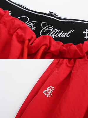 Pantalones paracaidista – detalle de cintura roja y monograma | XoKool