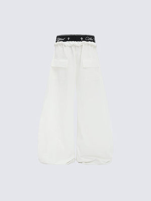 Pantalones paracaídas de pierna ancha con cintura estampada de cruces – Blanco, vista trasera | XoKool