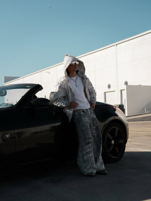 Jeans mit Print – am Model mit Auto | XoKool