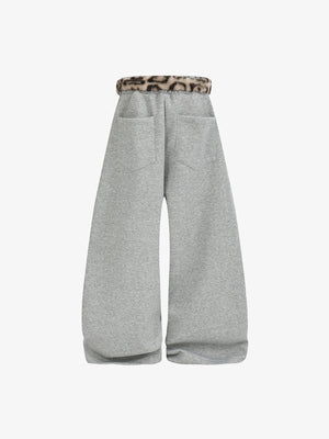 Wide Leg Jogginghose mit Kunstfell-Gürtel in Leo-Optik – Grau, Rückansicht | XoKool