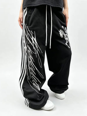 Wide Leg Jogginghose mit Skeleton Rider Print – Schwarz, am Model Vorderseite | XoKool