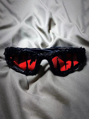 Wraparound-Sonnenbrille – schwarzes Gestell, rote Gläser auf Stoff | XoKool