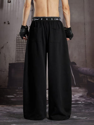 Jogginghose mit Schriftzug-Print – am Model, Schwarz hinten | XoKool