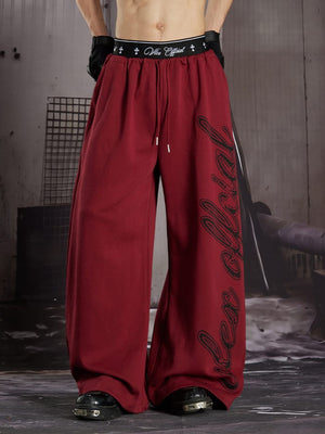 Y2K Jogginghose mit Schriftzug-Print und Layered-Bund – am Model, Rot vorne | XoKool