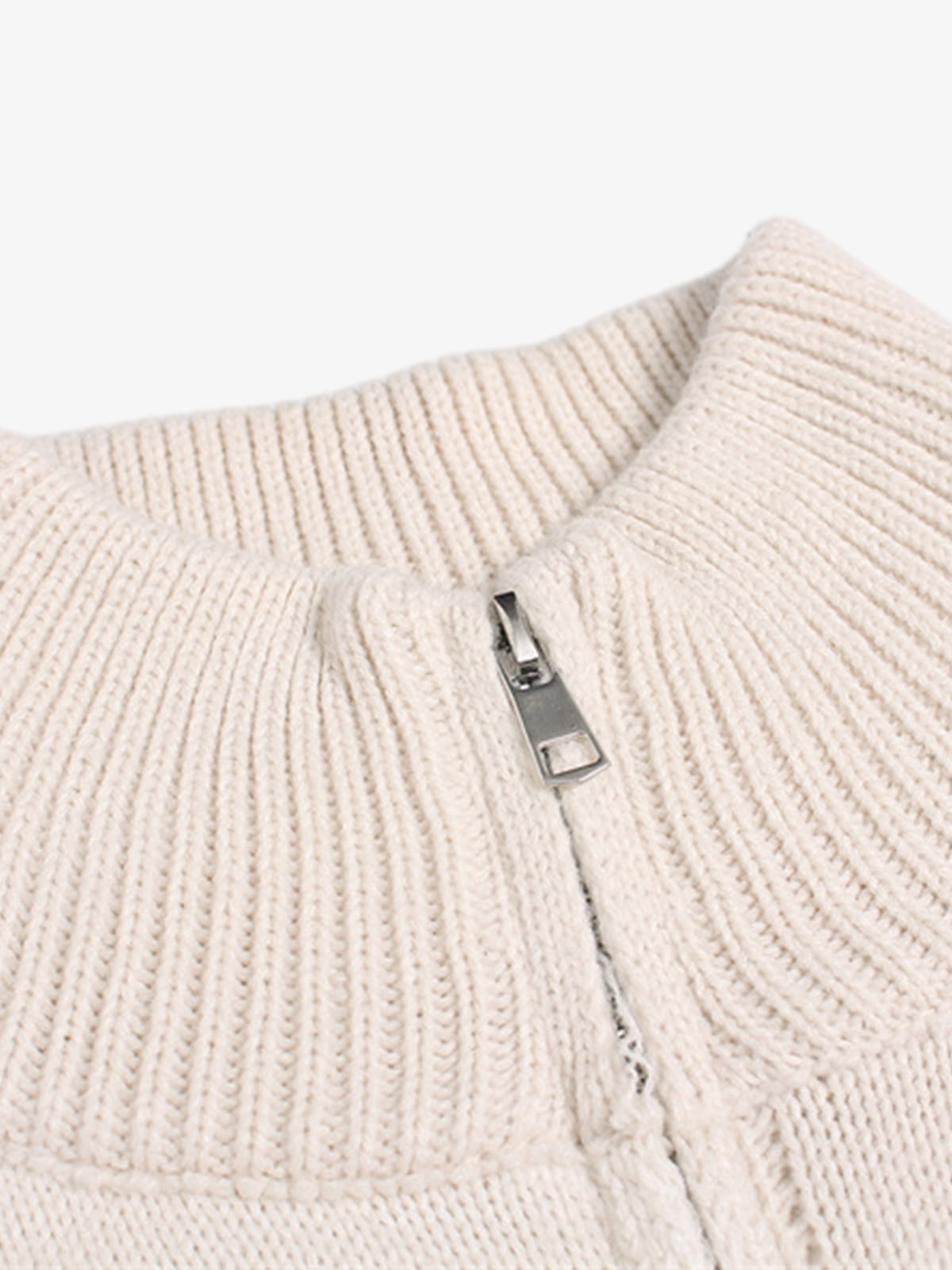 Distressed Strickjacke mit Reißverschluss und Metallsternen – Detailansicht | XoKool