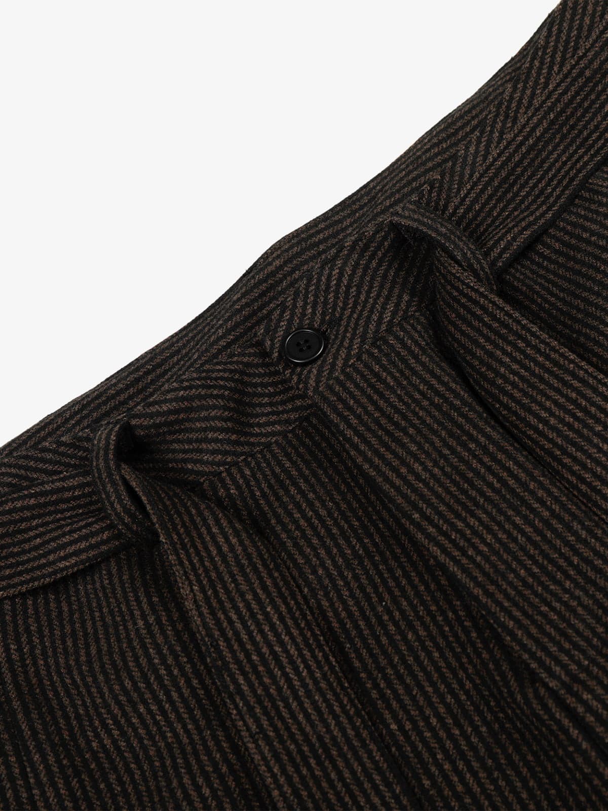 Pantalones plisados de pierna ancha – detalle del cinturón para atar y el botón | XoKool