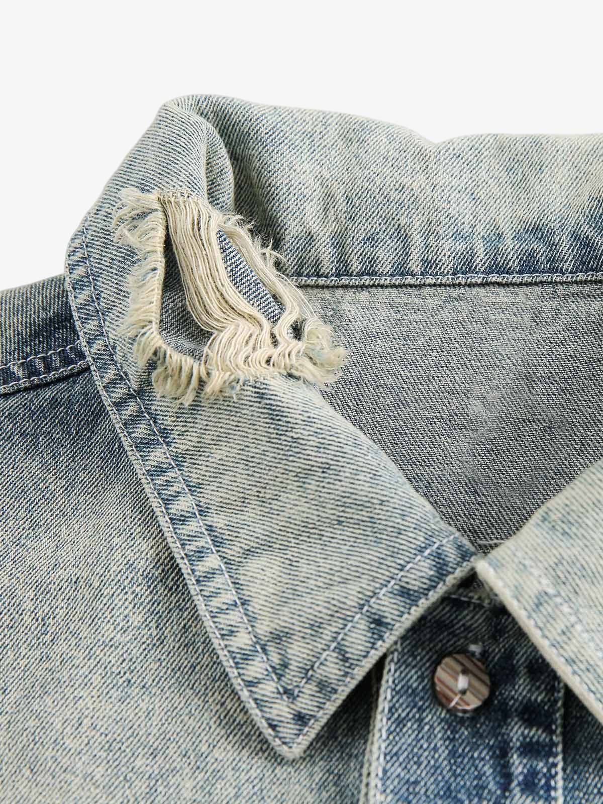 Distressed Jeanshemd mit Blumenstickerei – ausgefranster Kragen in Nahaufnahme | XoKool
