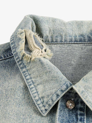 Distressed Jeanshemd mit Blumenstickerei – ausgefranster Kragen in Nahaufnahme | XoKool