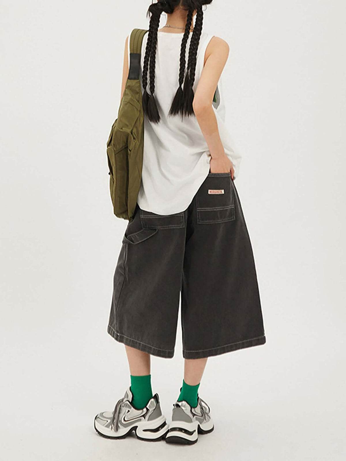 Jorts baggy carpenter negro lavado – en modelo, vista de espalda | XoKool