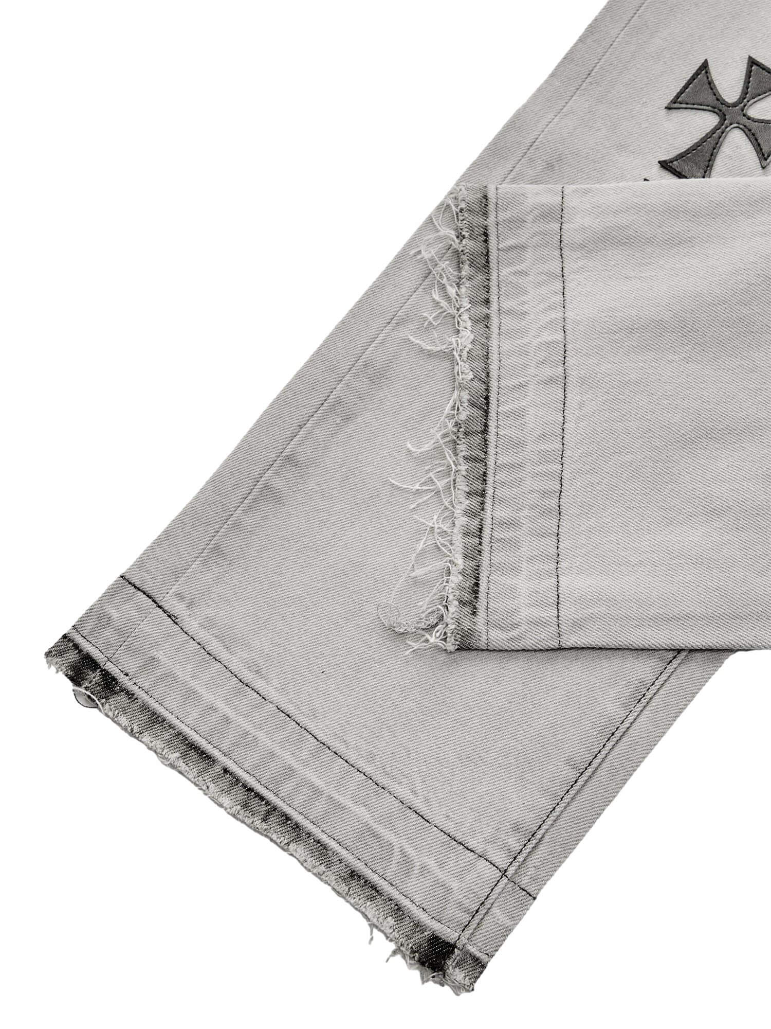 Stand out in every step with the American Vintage Jeans — a bold fusion of retro vibes and modern streetwear. Made from a comfortable cotton blend, these jeans feature trendy graphic prints, multiple utility-style pockets, and an adjustable waistband for