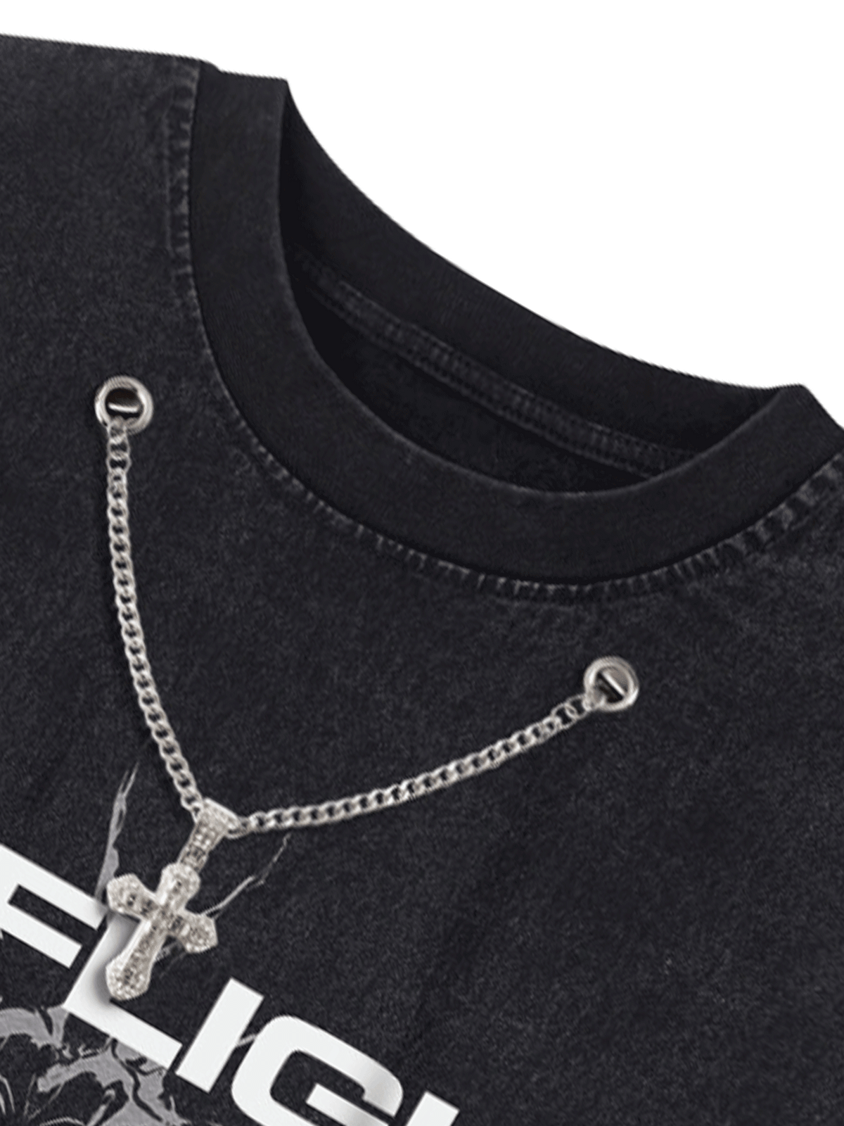 Engelsflügel Totenkopf Tanktop mit Kreuzkette – Schwarz, Nahaufnahme von Ausschnitt und Kette | XoKool