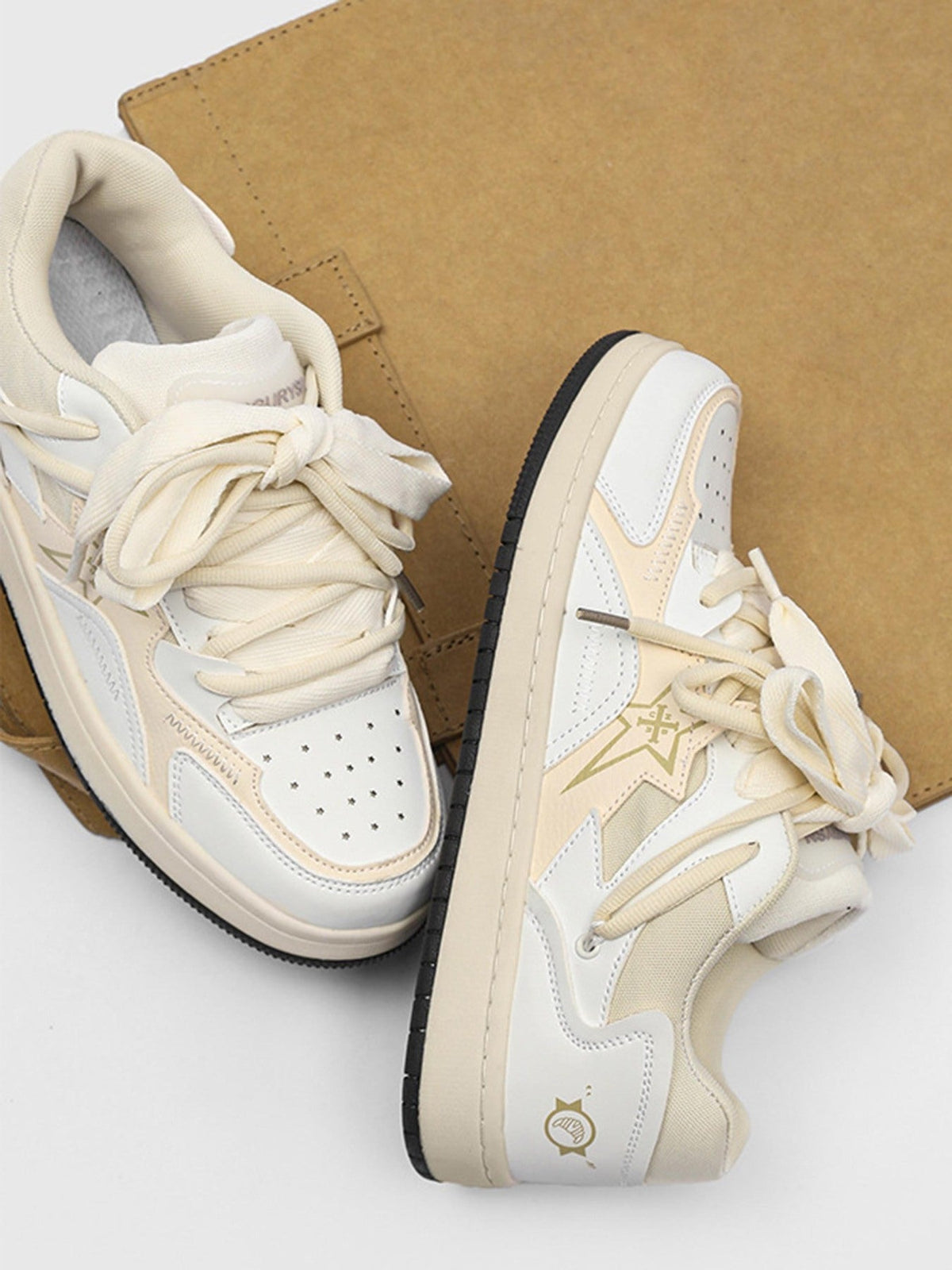 Star patch skate sneakers – Cream/White, pair lifestyle | XoKool