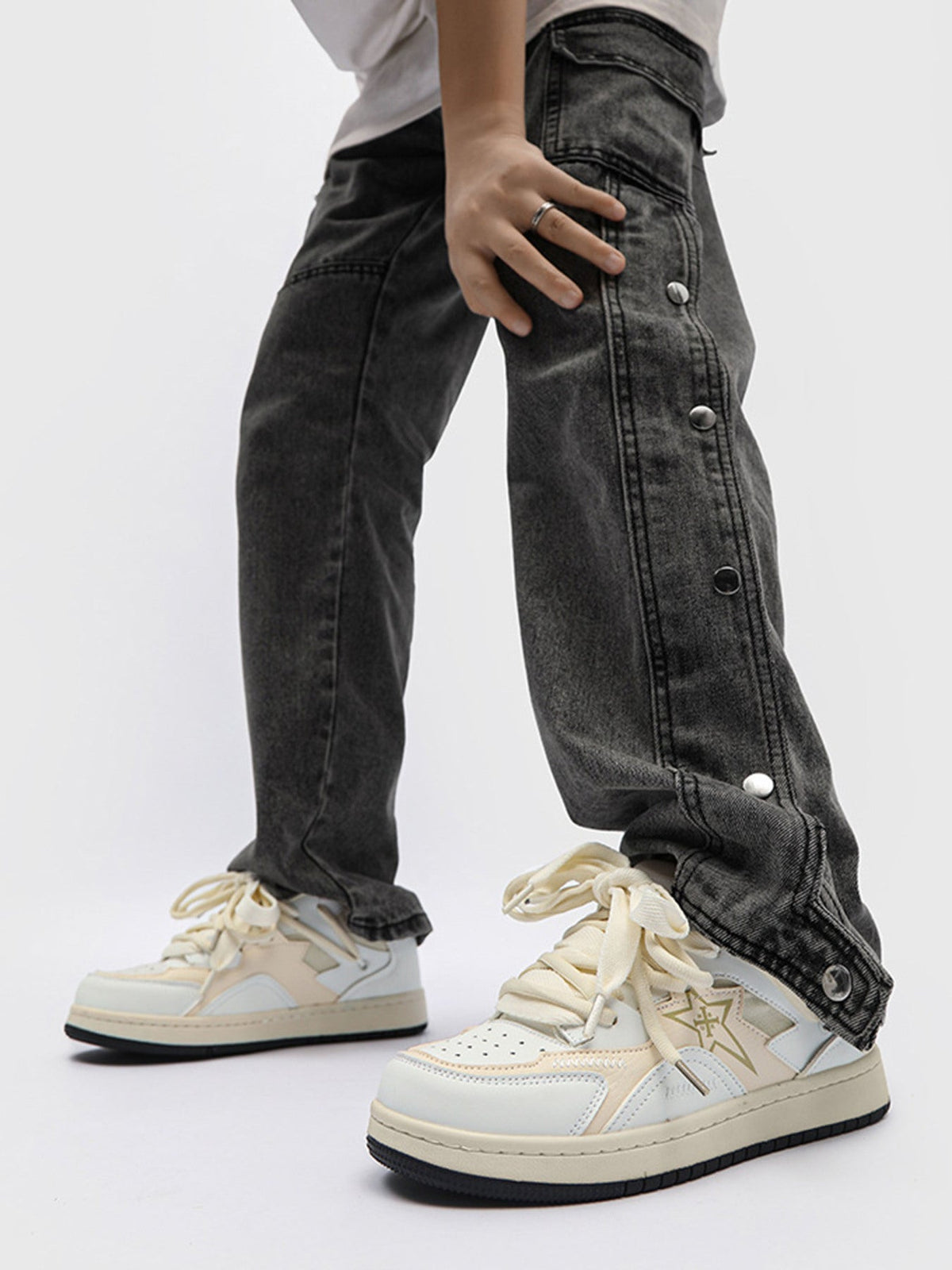 Star patch skate sneakers – on model, cream | XoKool