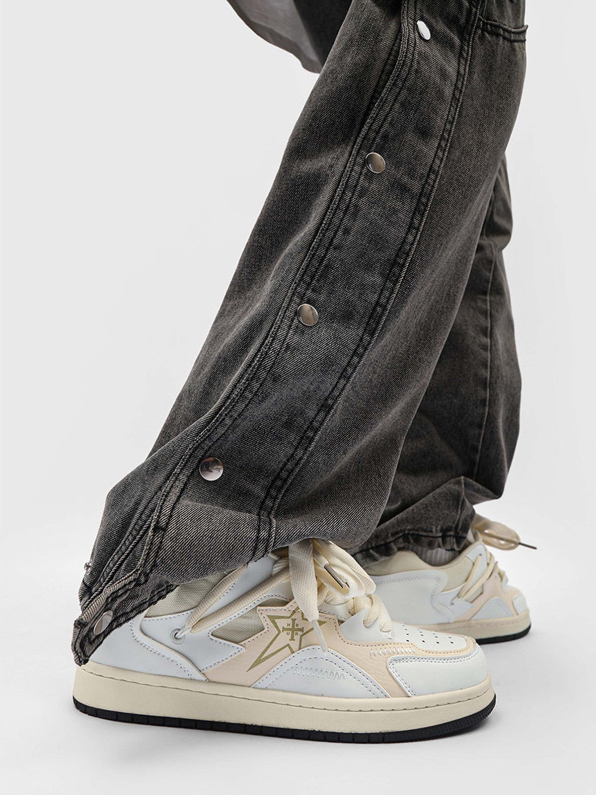 Star patch skate sneakers – on model, cream | XoKool